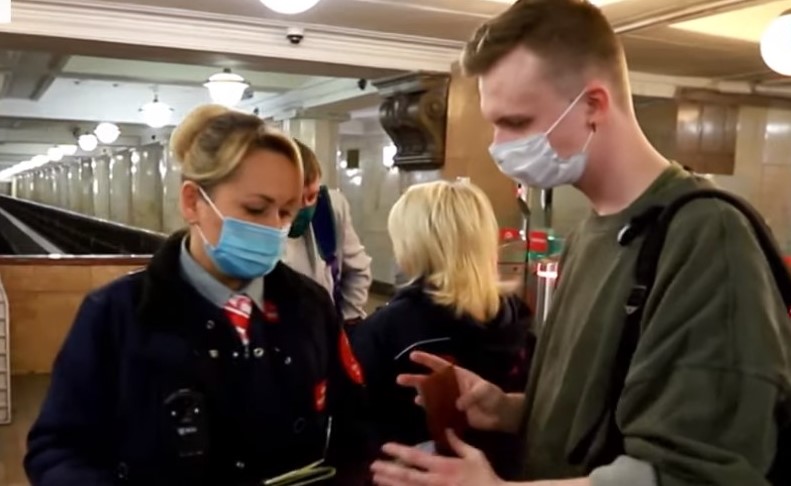 COVID-19: Łapanki w moskiewskim metro. Czy wirus przestraszy się mandatu?