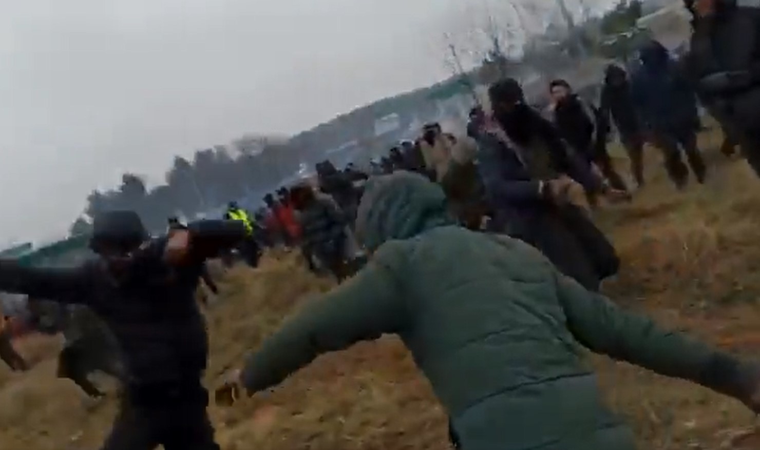 Migranci przypuścili szturm na granicę z Polską